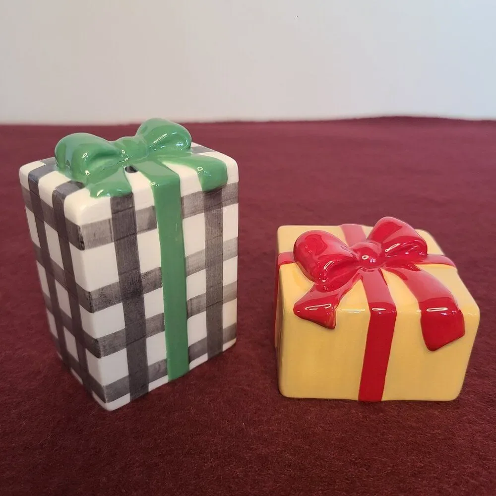 Hallmark VIP Ceramic Christmas Gift Boxes Salt and Pepper Shakers NWT NIB